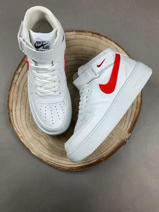 Nike Air Force bota logo rojo
